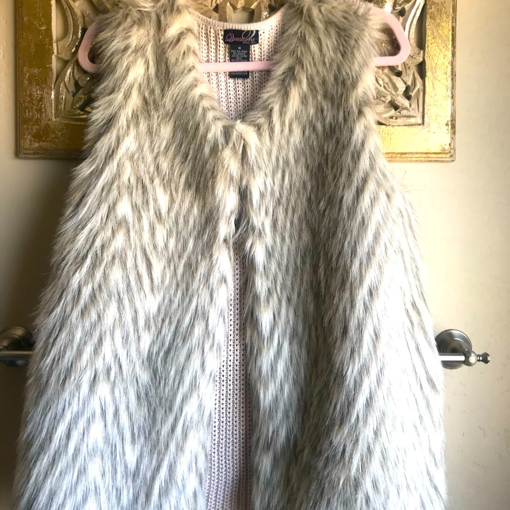 Never worn faux fur vest perfect for fall/winter outfits! 🖤